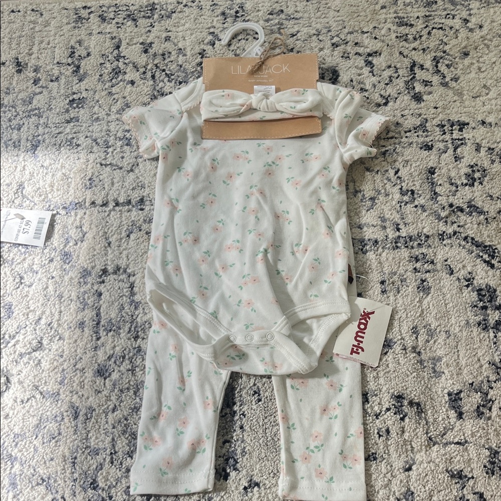 Luvable Friends White Floral Baby Set